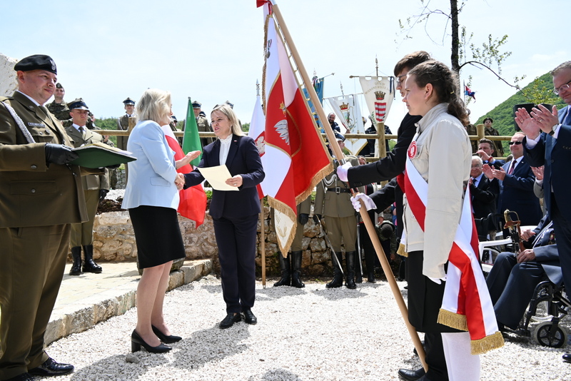 <h1><b>JE Ambasador RP w Rzymie Pani Anna Maria Anders  odznaczyła Szkołę Polską im. 2. Korpusu Polskiego Złotym Medalem Pamiątkowym  50. Rocznicy Śmierci gen. Wł. Andersa</b></h1>