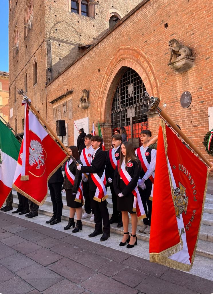 Uroczyste odsłonięcie nowej tablicy pamiątkowej na Placu Naptuna w Bolonii.