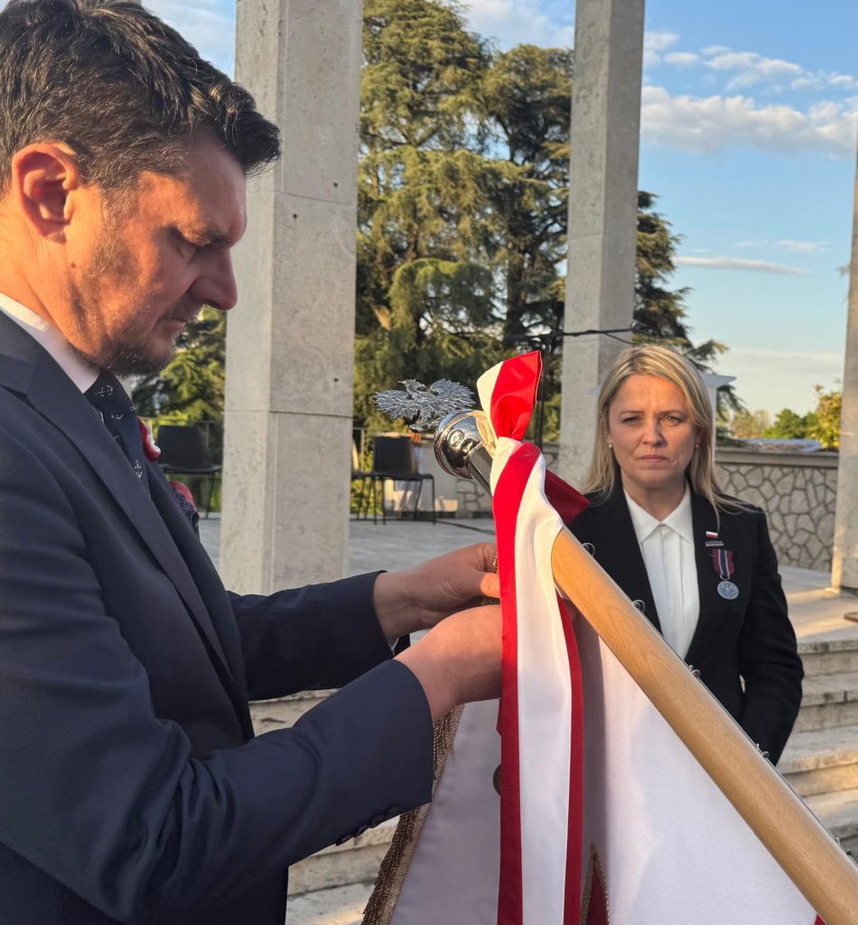Medal „Pro Bono Poloniae” i „Pro Patria” dla Dyrektor oraz Szkoły Polskiej  im. 2. Korpusu Polskiego przy Konsulacie Generalnym w Mediolanie z siedzibą w Bolonii.