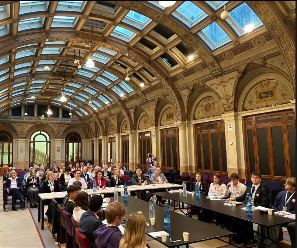 Polonijna Debata Młodych pt. „Polacy mieszkający na stałe za granicą powinni mieć prawo głosu w wyborach w Polsce”.