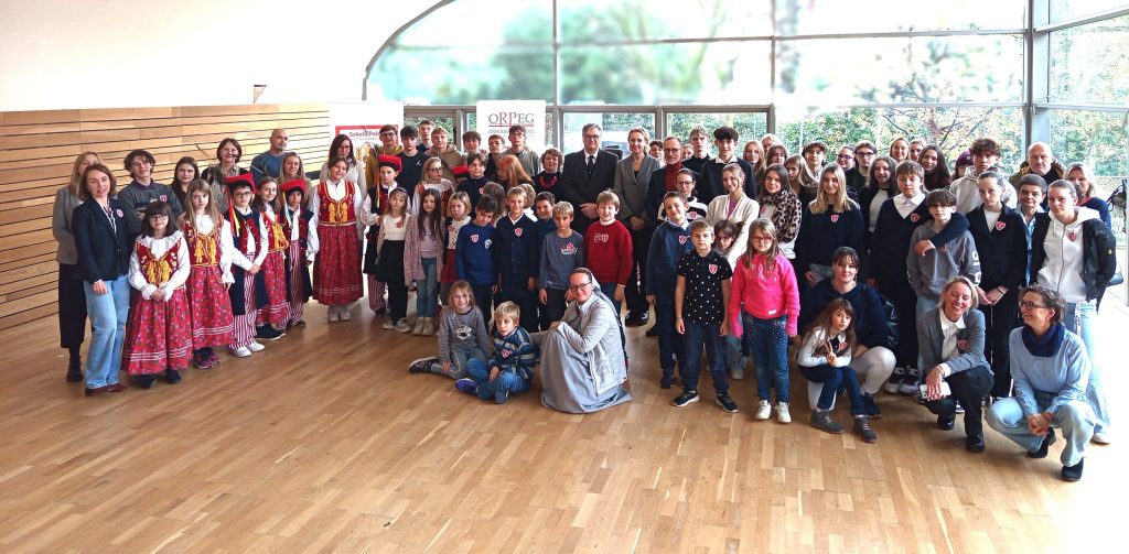 ,,Poezja powinna uczyć czułości do świata”.